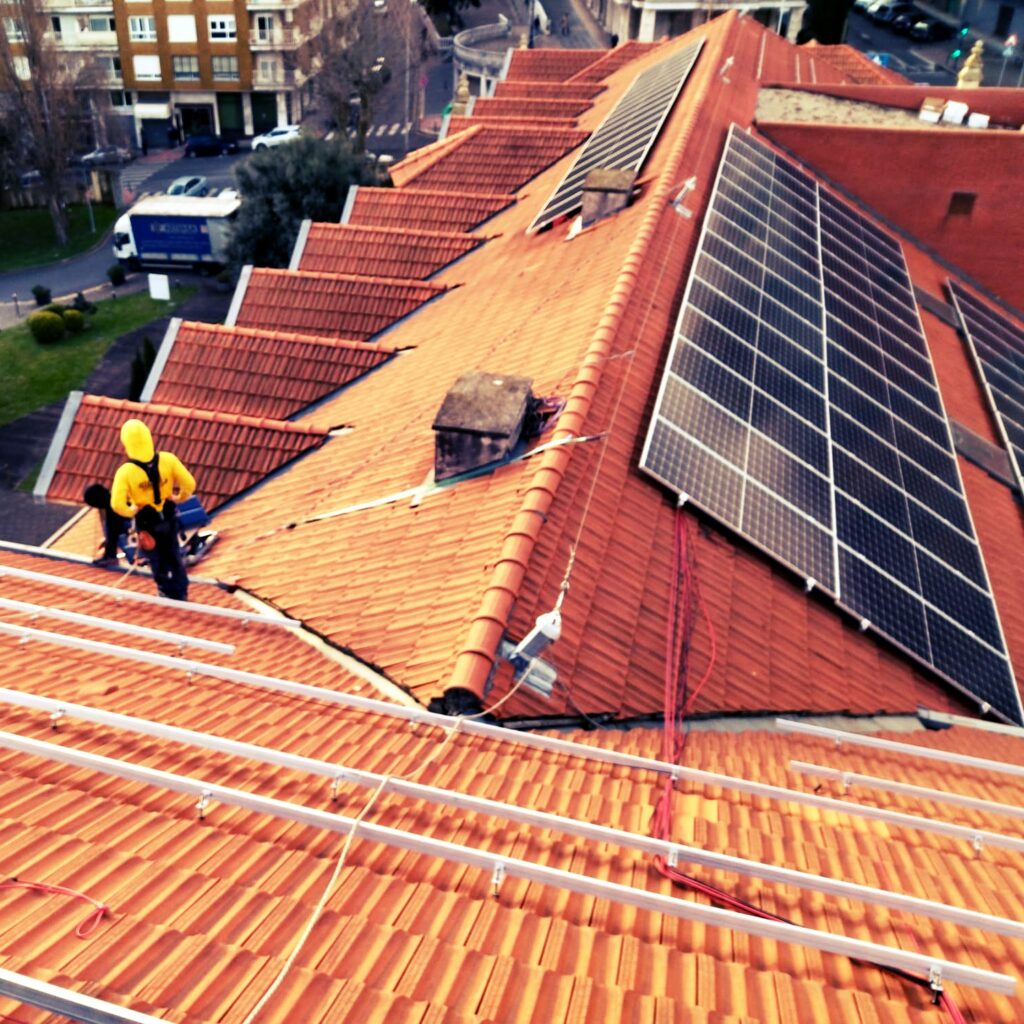 Trabajos verticales para la instalación y mantenimiento de paneles solares.