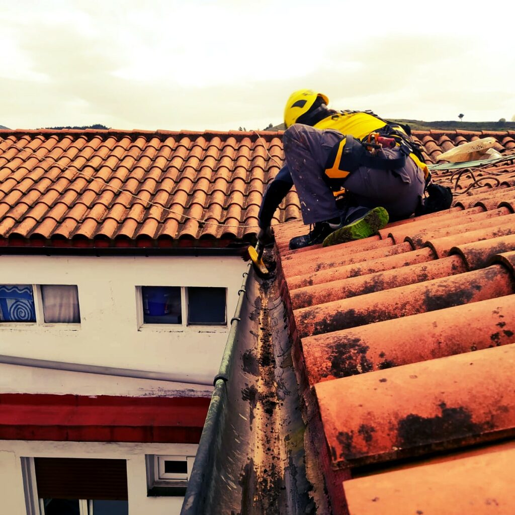 Trabajos verticales para la reparación y mantenimiento de tejados y canalones.